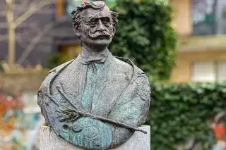 Denkmal von Anton Ažbe in München. Es zeigt den Oberkörper sowie Ažbes Kopf mit Schnauzbart.