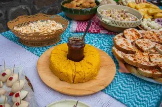 Traditionelles rumänisches Essen mit verschiedenen Speisen auf einem Tisch