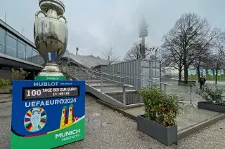 Kopie der UEFA EURO 2024 Trophy im Münchner Olympiapark. Im Hintergrund ist der Olympiaturm zu sehen.