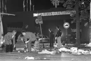 Einsatzkräfte bei der Bergung der Toten nach dem Terroranschlag auf dem Münchner Oktoberfest 1980