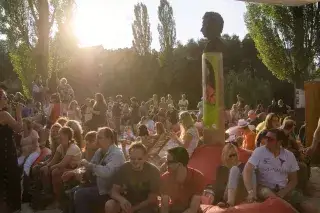 Gäste entspannen am Kulturstrand in München bei Sonnenschein