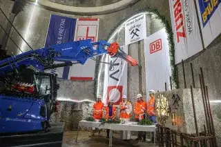 Tunnelpatin Bärbel Fuchs beim Tunnelanschlag zum Rettungsschacht 3 der 2. Stammstrecke. 