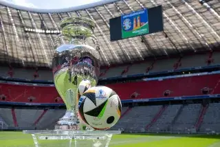 Henri-Delaunay-Pokal und EM-Ball in der Münchner Arena