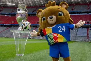 Der EM-Pokal auf dem Rasen der Münchner Arena mit Maskottchen Albärt