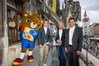 Der EM-Pokal auf dem Münchner Rathausbalkon mit Maskottchen Albärt, Turnierdirektor Philipp Lahm, Oberbürgermeister Dieter Reiter und Host City Botschafter Dr. Felix Brych