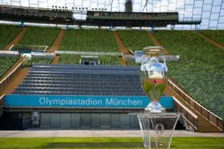 Der Henri-Delaunay-Pokal im Münchner Olympiastadion