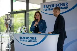 Bürgermeisterin Verena Dietl spricht während der Trophy Tour