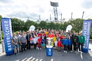 Vertreter*innen bayerischer Amateurvereine bei der Trophy Tour im Olympiapark