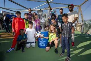 Kinder mit dem EM-Pokal auf dem Dach des Bellevue di Monaco