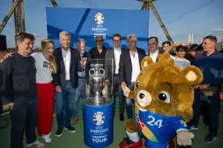 EM-Pokal im Bellevue di Monaco unter anderem mit OB Dieter Reiter (3.v.l.), Weltmeister Paul Breitner (4.v.l.), Host City Botschafter Dr. Felix Brych (6.v.l.), Weltmeister Klaus Augenthaler (7.v.l.) und Turnierdirektor Philipp Lahm (8.v.l.)