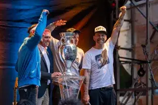 Philipp Lahm und die Sportfreunde Stiller mit dem EM-Pokal