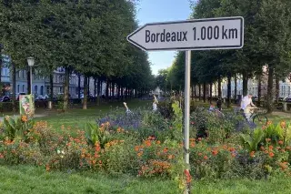 Bordeauxplatz in München mit Entfernungsschild 1000 km