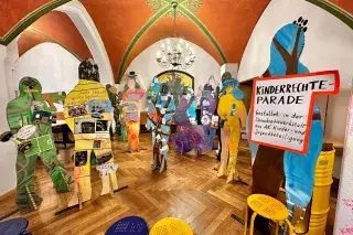 Figuren der Kinderrechte-Parade im Rathaus