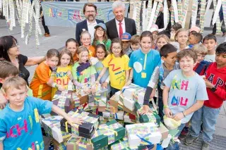 Stadtschulrat Florian Kraus und OB Dieter Rieter mit Kindern 