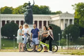 Eine Gruppe junger Menschen vor der Bavaria Statue