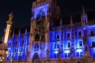 Europatag: Rathaus in blauen Farben