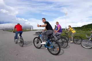 Fans mit dem Fahrrad auf dem Weg zur Münchner Arena