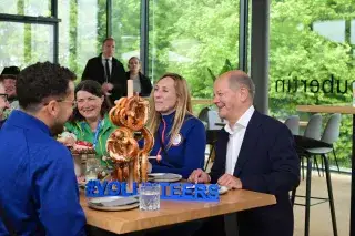 Bundeskanzler Olaf Scholz in der Fan Zone München