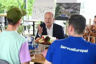 Bundeskanzler Olaf Scholz in der Fan Zone München