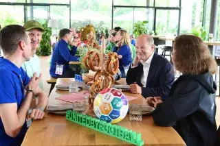 Bundeskanzler Olaf Scholz in der Fan Zone München