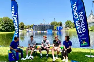 Hockhdiher im Olympiapark: Im Gespräch mit dem muenchen.de-Team: Max Schmitt (r.) und Konstantin Heide (M.) Nikolaus „Klausi“ Heigl (l.).