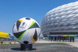 München Arena: Ball vor dem Stadion