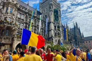 Rumänische Fans vor dem EM-Spiel gegen die Ukraine auf dem Marienplatz