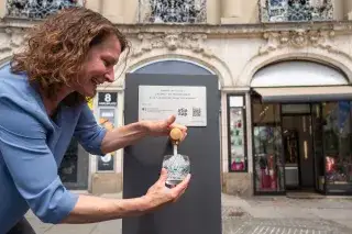 Host-City-Botschafterin Ka Lehmann beim kostenlosen Trinkwasserbrunnen am Stachus