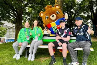 Albärt auf der #hockdiher-Bank in der Fan Zone