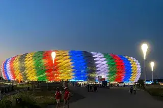 Fußball Arena München in EM-Farben