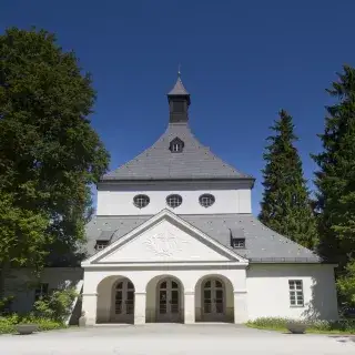 Die Trauerhalle im alten Teil des Waldfriedhofs