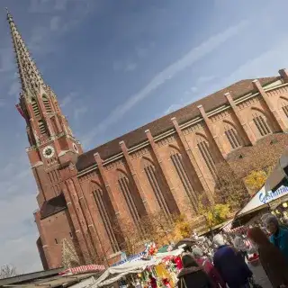 Auer Dult vor der Mariahilfkirche