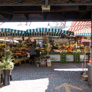 Der Pasinger Viktualienmarkt in München. 