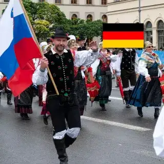 Mann in slowenischer Tracht