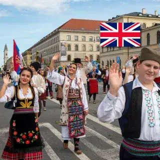 Menschen mit serbischen Trachten in München