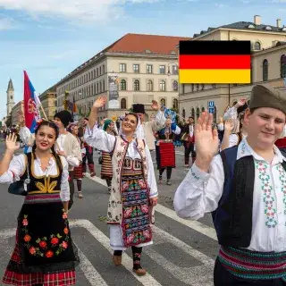 Menschen mit serbischen Trachten in München