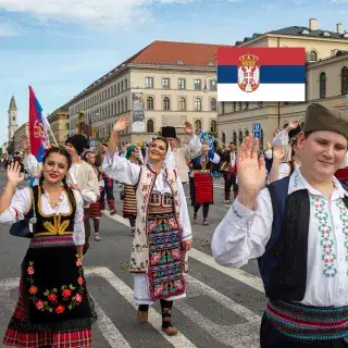 Menschen mit serbischen Trachten in München