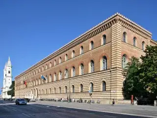 Die Fassade der Bayerischen Staatsbibliothek in der Ludwigstraße