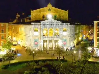 Das Gärtnerplatztheater von Außen bei Nacht