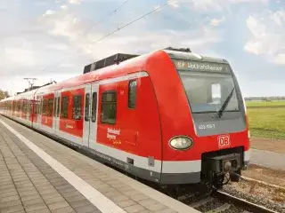 Eine rote S-Bahn steht an einme Bahnsteig zur Abfahrt bereit