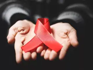 Die Rote Schleife ist weltweit ein Symbol der Solidarität mit HIV-Infizierten und AIDS-Kranken