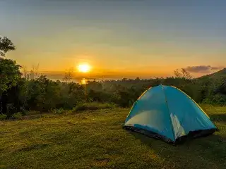 Zelten bei Sonnenuntergang