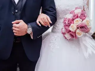 Mann und Frau heiraten