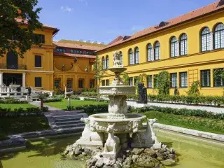 Blick auf den Garten mit Brunnen des Lenbachhauses