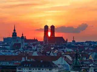 Blick auf die Frauenkirche vom Dach des Gasteigs